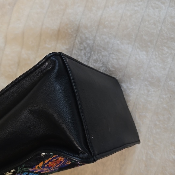 Floral Embroidered Black Handbag - Picture 4 of 7